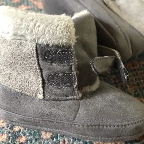 Baby moccasin style booties - Picture 6 of 8